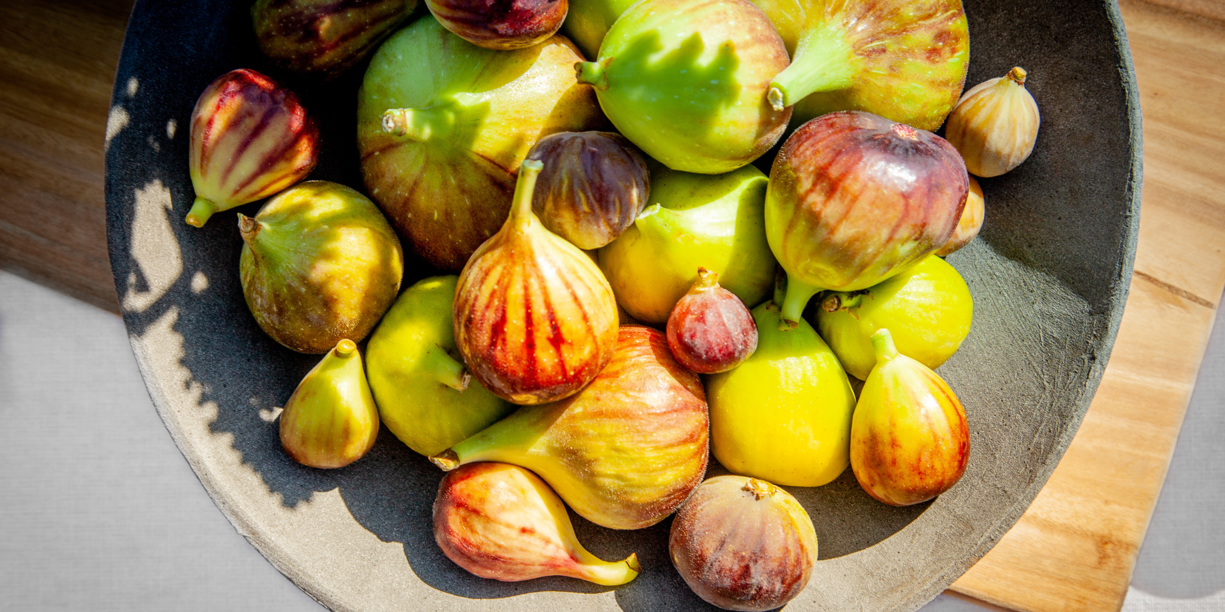 inspirations-variétés-fraiches-figues-biologiques-sur-feuille-figuier-la-vallee-du-moulin-producteur-acericole-local