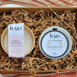 Ensemble cadeau comprenant une bougie Luza dans un vase en verre soufflé réutilisable et une recharge de bougie de la même fragrance