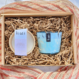 Ensemble cadeau comprenant une bougie Luza dans un vase en verre soufflé réutilisable et une recharge de bougie de la même fragrance