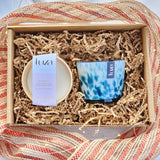 Ensemble cadeau comprenant une bougie Luza dans un vase en verre soufflé réutilisable et une recharge de bougie de la même fragrance