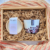 Ensemble cadeau comprenant une bougie Luza dans un vase en verre soufflé réutilisable et une recharge de bougie de la même fragrance