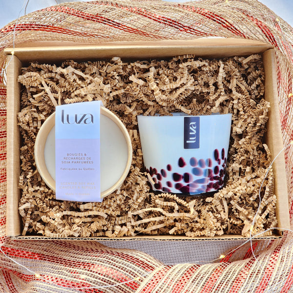 Ensemble cadeau comprenant une bougie Luza dans un vase en verre soufflé réutilisable et une recharge de bougie de la même fragrance
